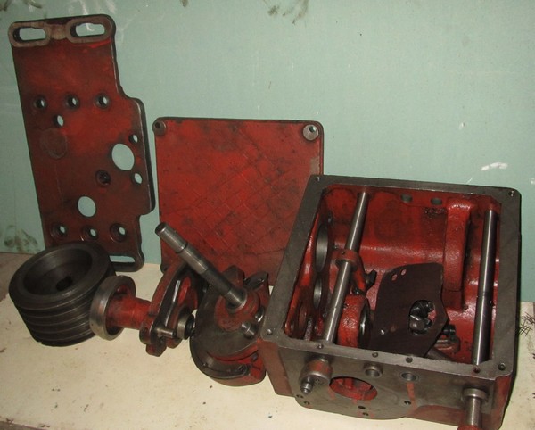 корпус коробки скоростей  1а616 с крышкой рычагами Коробка скоростей токарно-винторезного станка 1А616, задняя бабка, патрон токарный, коробка передач, суппорт 1а616, передняя бабка ит-1м . фартук ит-1м. коробка подач ит-1м. суппорт ит-1м. резцедержатель ит-1м. продольльные поперечные салазки ит-1м.  шпиндельная бабка ит-1м. коробка скоростей ит-1м. суппорт 1а616 ,задняя бабка 1а616. 